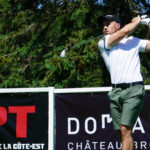 William Blanchard qui frappe la balle de golf