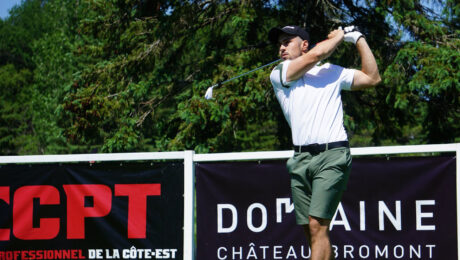 William Blanchard qui frappe la balle de golf