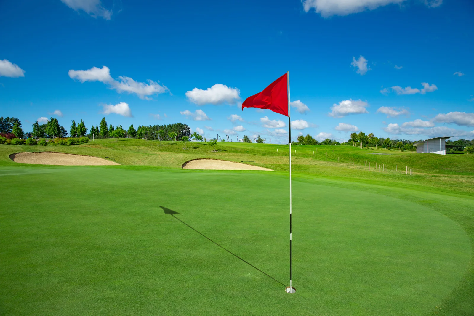 Drapeau rouge sur le green de golf